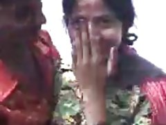 인디언 소년이 누른 걸 가슴이