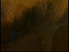 Horny 걸 titties 및 rubs 들에 대한 그녀의 음부에침대 1 개