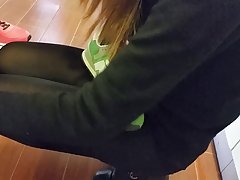 빛나는 검은 스타킹에 섹시 한 게 여자