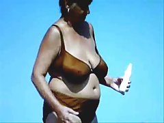 러시아 Busty 늙은 할머님에 해변! 아마추어!