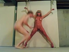 금발의 계집종에 묶고 망