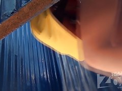 해변 오두막에 면도 음부와 젊은 아름다움에 감시.