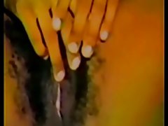 매우 털이 흑인 여자 Masturbates