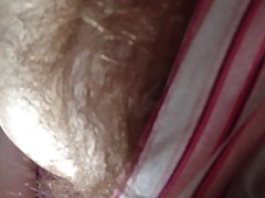 정말 긴 머리에서 떨어진 그녀의 팬티다.