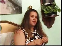 그녀 가슴 짤 뚱 보입니다.