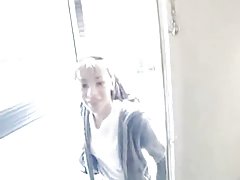 Petite 메이드 창녀는 닭