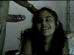 큰 하중의 우등에 그녀의 얼굴