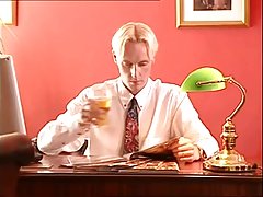 금발을 가진 거대한 후터스습니다.