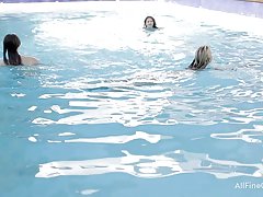 달콤한 청소년 Beata 은 힘든 시기 근처에는 수영장