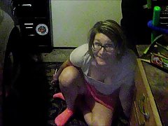 차고 바닥에 거 시기를 빠는 더러운 아내.