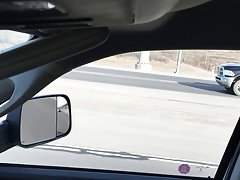 자동차 플래시 운전 금발 여자 출 킥 그것의