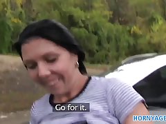 hornyagent 검은 머리 소녀에 자동차 보 닛에 다