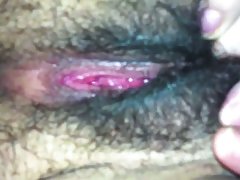 Masturbates 털이 음부 Masturbates 털이 음부