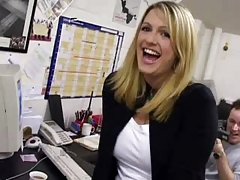 안젤라는 오피스 걸 레