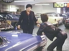 짧은 머리,검은 가죽 재킷 기계