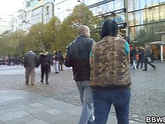 귀여운 갈색 머리 bbw 줍 고 엿