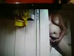 숨겨진을 잡 my Horny 엄마 masturbating 는 샤워기