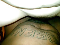 연 소녀가 사랑을 형편을 누구보다도 타고 검은 꼬