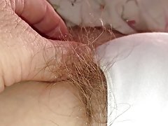 그녀의 마찰 long pubic 머리까지 그녀가 일어났습니다.