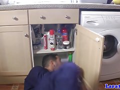 스타킹에서 성숙한 다 영국과 wanks 수리 맨