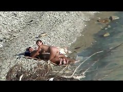과거의 사람들이 걷는 동안 공공 해변에 빌어 먹