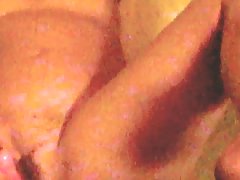 Horny 아내 장난감 털이 음부는 그녀의 예쁜 피트와 다리