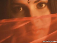 화려한 금발의 발리우드에 편중되어 아름다움