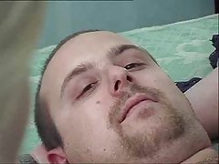 털이 망가져 가는 금발의