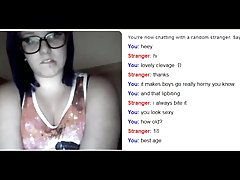 정말 흥분 여자가 보여줍니다 가슴과 음부 뒤에서